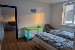 Schlafzimmer mit Gitterbett