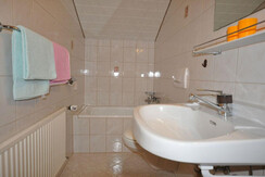 Ferienwohnung Kristall,Tauplitz, Bad mit Badewanne