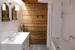 Bad 1 Bathroom to Masterbedroom