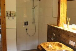 Arnoldhof Chalet Badezimmer mit Regendusche
