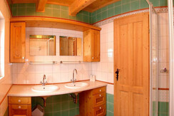 Gretl, Tauplitzalm, bathroom with two washbasin