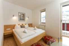 B10 sleeping area with a double bed