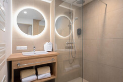 BASE 1.08 | en-suite bathroom 2