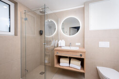 BASE 2.07 | bathroom with shower & toilet