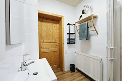 Badezimmer Waschbecken_Regale