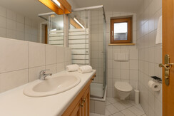 En-suite Bad mit Doppelwaschtisch und WC
