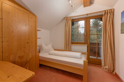 Schlafzimmer 2 mit Einzelbett und Balkon