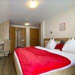 Photo of double room with shower, WC