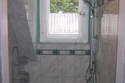 Neben den Zimmern: separate Dusche, 2 x WC