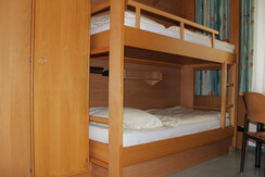 Drei- und Vierbettzimmer für SchülerInnen