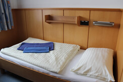 Einzelbett in den Dreibettzimmern