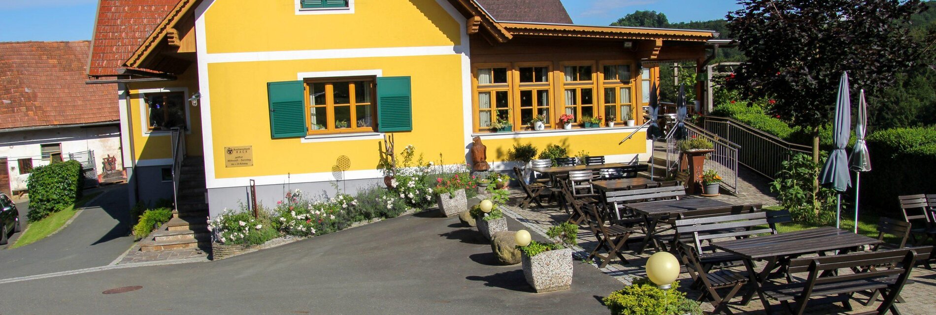 Rack-Buschenschank-Aussen-scaled