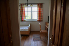 Rack-Gaestezimmer-Zimmer-scaled