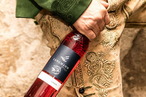 Lederhose, in der Hand eine Schilcherjunkerflasche | © Foto Augenblick