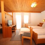 Photo of 4-bed room, shower, toilet