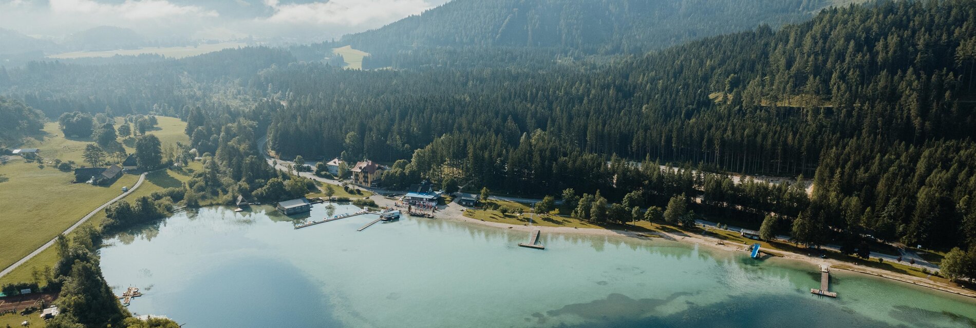 Blick von oben auf den Erlaufsee.