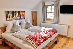 Chalet Mama, Schlafzimmer mit Doppelbett, 2 Einzel