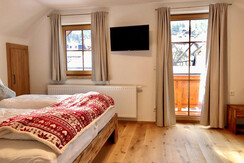 Chalet Mama, Schlafzimmer mit Doppelbett, 2 Einzel