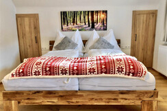 Chalet Mama, Schlafzimmer mit Doppelbett, 2 Einzel