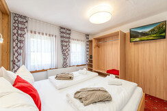Chalet-am-See-Apartment-Haus-myNests-Aich-Schladmi