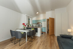 Wohnzimmer mit offener Küche