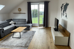 Wohnzimmer mit ausziehbarer Couch