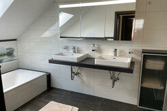 Badezimmer mit Badewanne