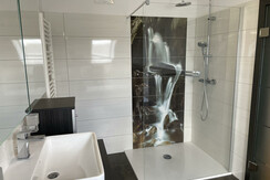 Badezimmer mit Blick zur Dusche