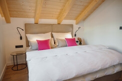 Schlafzimmer mit Boxspringbett