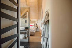 Lichtdurchflutetes Designer-Badezimmer