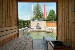 Bio-Zirbensauna mit Blick in den Garten