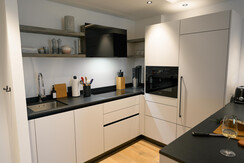 Moderne Wohnküche mit hochwertigen Geräten