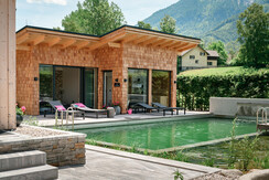 Garten mit Saunahaus und Naturpool