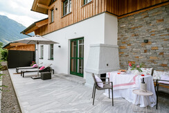 Private Terrasse mit Sonnenliegen und Esstisch