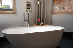 Freistehende Badewanne im Schlafzimmer