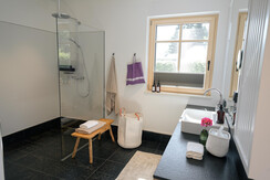 Moderne trifft Bad Aussee im Badezimmer