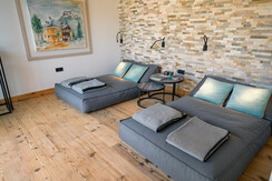 Ruheraum mit gemütlichen Liegen