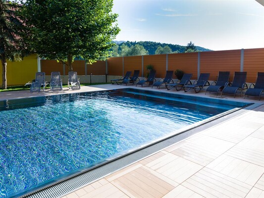 Das Schmied Pool mit Liegen | © Das Schmied | Robert Sommerauer