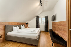 GLOCKNER - bedroom with TV