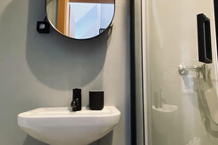 Badezimmer mit Dusche im Studio oben rechts