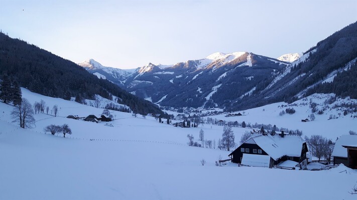 Der morgendliche Blick vom Hof auf den Schiberg