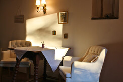 kleiner_tisch_frühstückszimmer