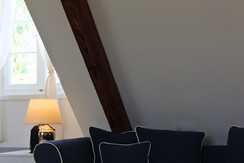 ausschnitt_sofa_lampe_bauernhaus