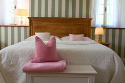 bett_streifenzimmer_bauernhaus