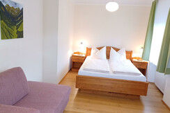 doppelbbett-familienzimmer-pension-oberwoelz.jpg