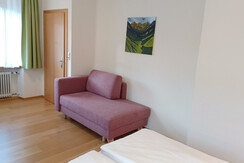 sofa-gruppenzimmer-fruehstueckspension-lachtal.jpg