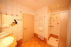Badezimmer mit Dusche