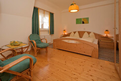 Elternschlafzimmer mit Doppelbett