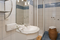 Badezimmer mit Dusche