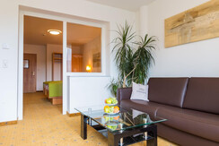 Doppelzimmer Komfort Couch mit Obstschale